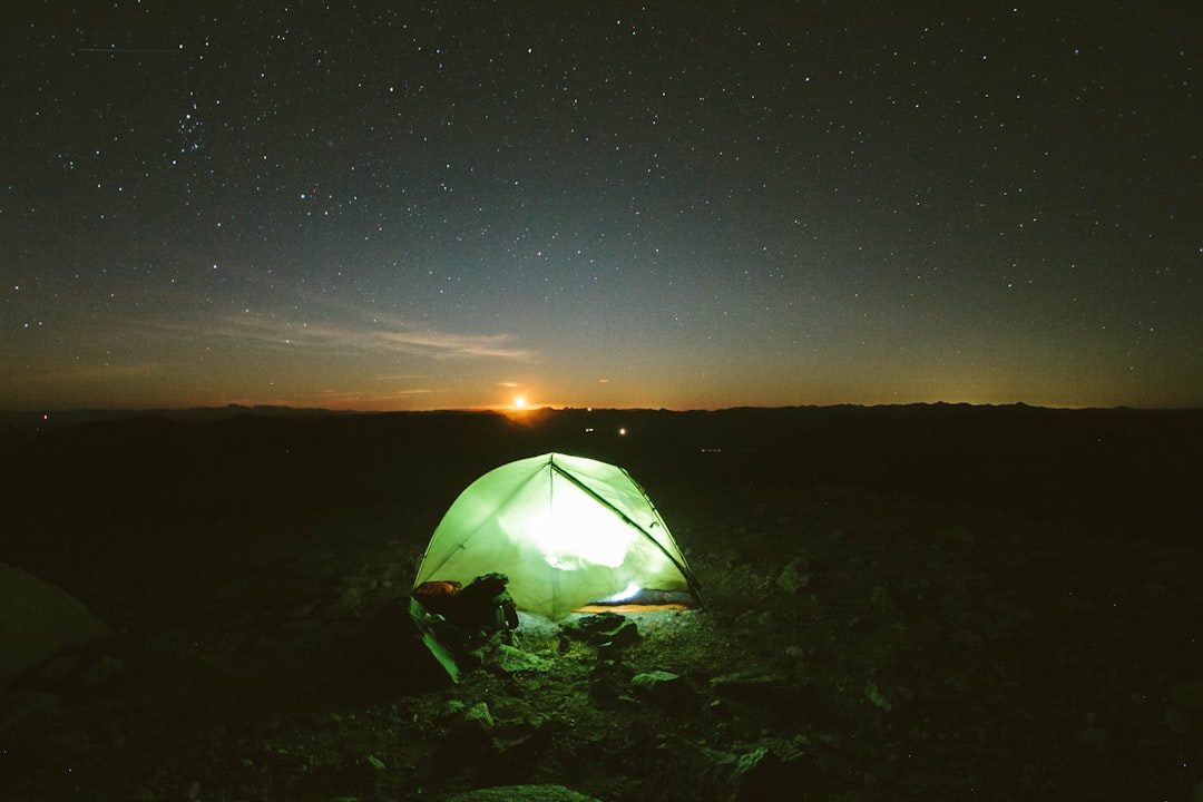 Camping Lighting Guide – Best Camping Lighting Guide: Camping Lighting & Power Guide: Lanterns, Batteries & Solar Gear: 15...